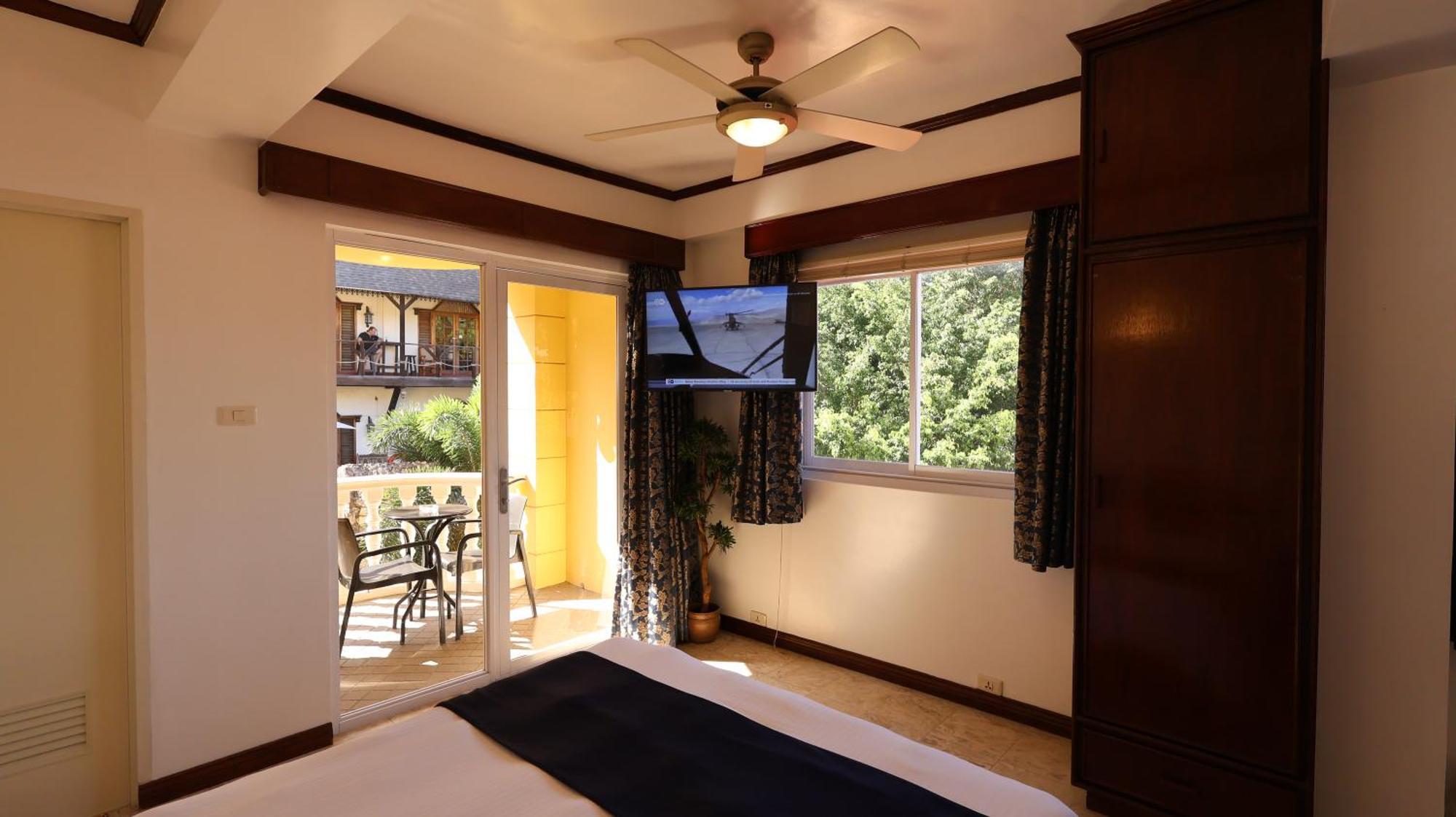 Mermaid Resort And Dive Center ปูแอร์โตกาเลรา ภายนอก รูปภาพ